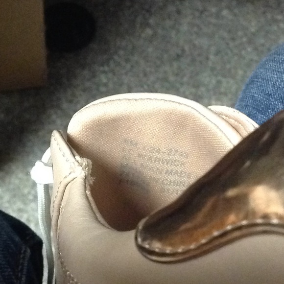 Liz Claiborne blush pink and rose gold sneakers, 8 - Picture 6 of 7